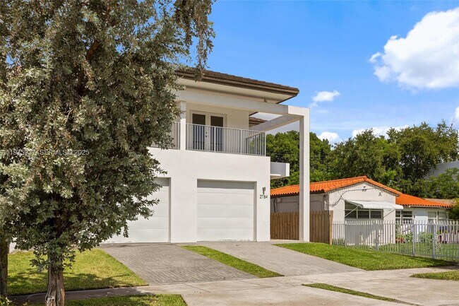 2784 SW 34th Ave in Miami, FL - Building Photo - Building Photo