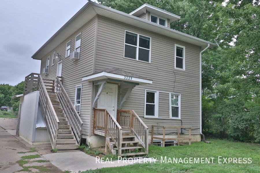 Great Upper level 1 Bedroom Apartment in Sioux Falls, SD - Building Photo