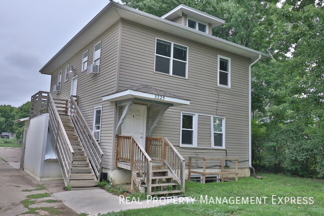 Great Upper level 1 Bedroom Apartment