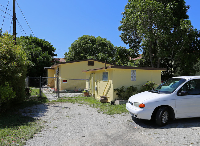 1638 N Dixie Hwy in Fort Lauderdale, FL - Foto de edificio - Building Photo