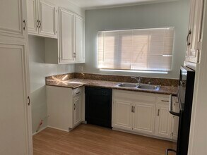 5354 Lindley Ave, Unit 305 in Encino, CA - Building Photo - Building Photo