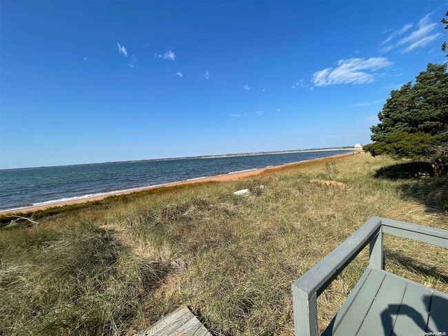 16 N Shore Rd in Hampton Bays, NY - Building Photo - Building Photo