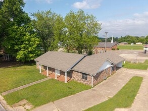 100 Meadow Pl in Clarksville, AR - Building Photo - Building Photo