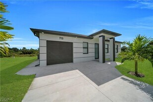 713 Roma Ave S in Lehigh Acres, FL - Building Photo