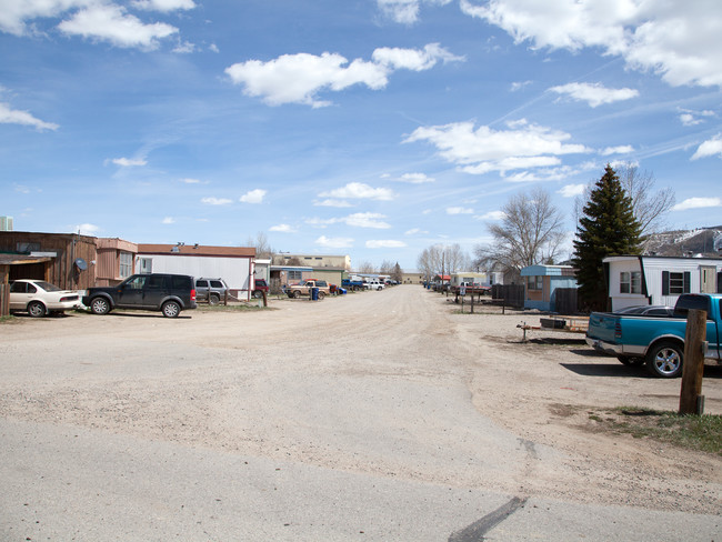 River Ranch Village Mobile Home Park in Kremmling, CO - Foto de edificio - Building Photo