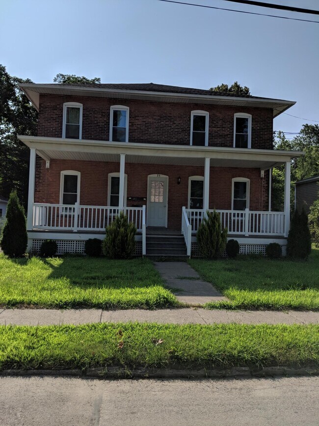 35 Canadaway St, Unit Upper East Apartamentos en Alquiler en Fredonia, NY