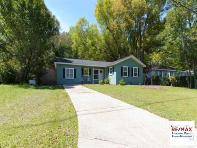 property at 4513 Versailles Dr
