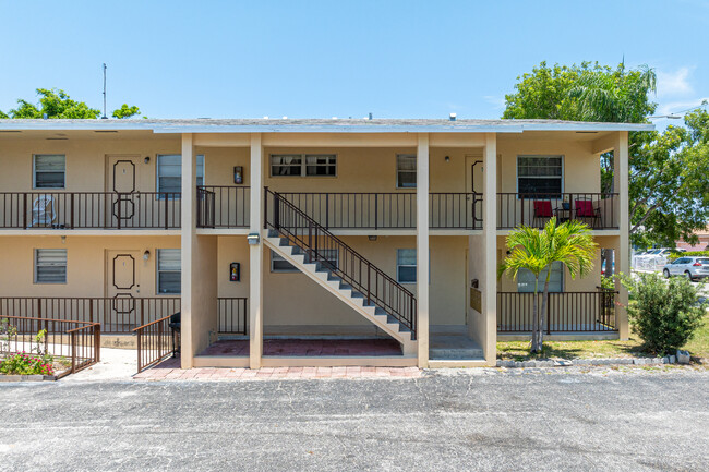 Ritas Apartments & Condominiums in Lake Worth, FL - Building Photo - Building Photo