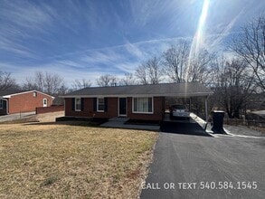 449 Missimer Ln in Vinton, VA - Building Photo - Building Photo