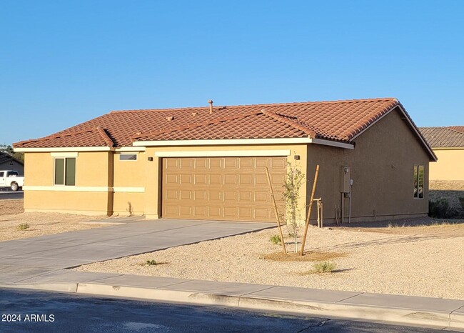 650 Vista Del Rio Ct in Wickenburg, AZ - Foto de edificio - Building Photo