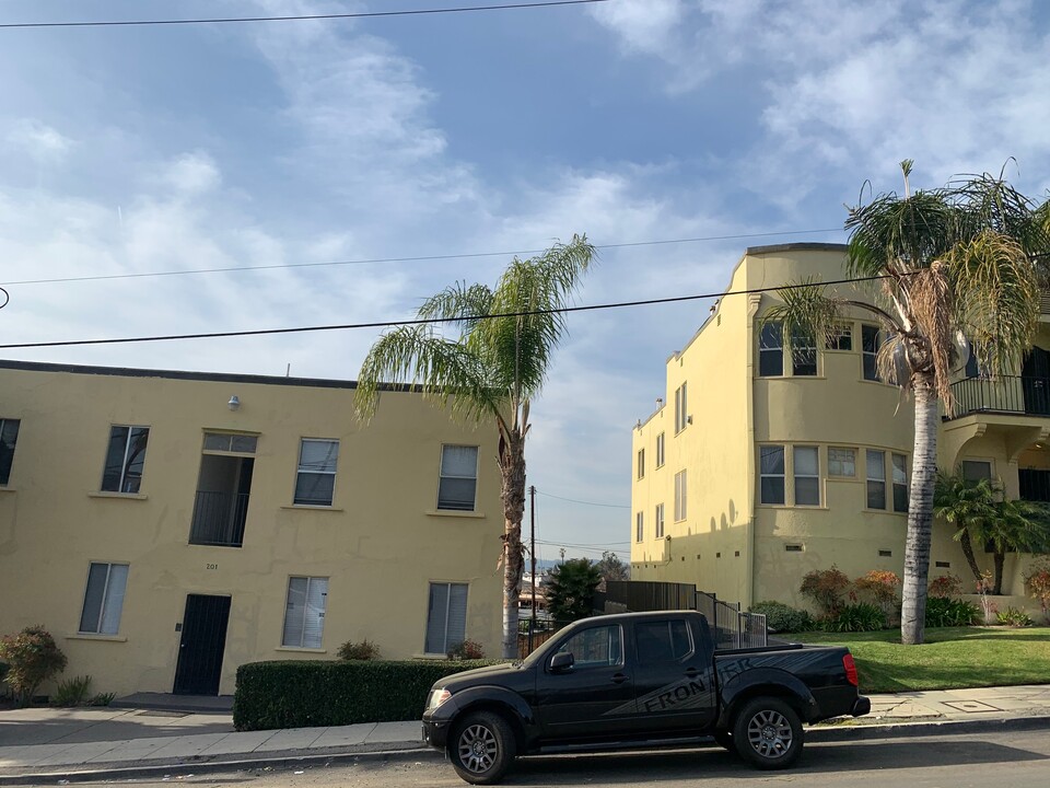 201 Toluca N St, Unit 17 in Los Angeles, CA - Building Photo