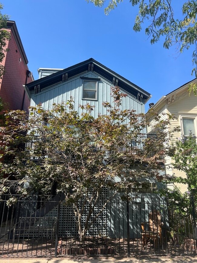 property at 1704 N Sedgwick St