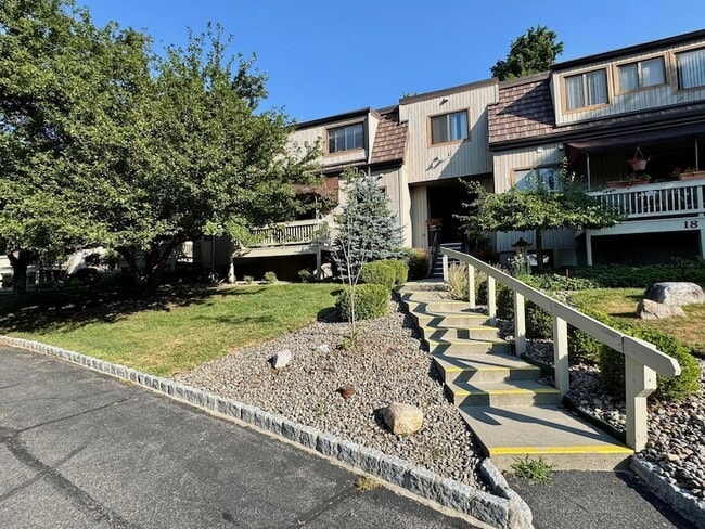 34 Sycamore Dr in Middletown, NY - Building Photo - Building Photo