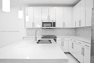 2610 NE 213th St in Miami, FL - Foto de edificio - Building Photo