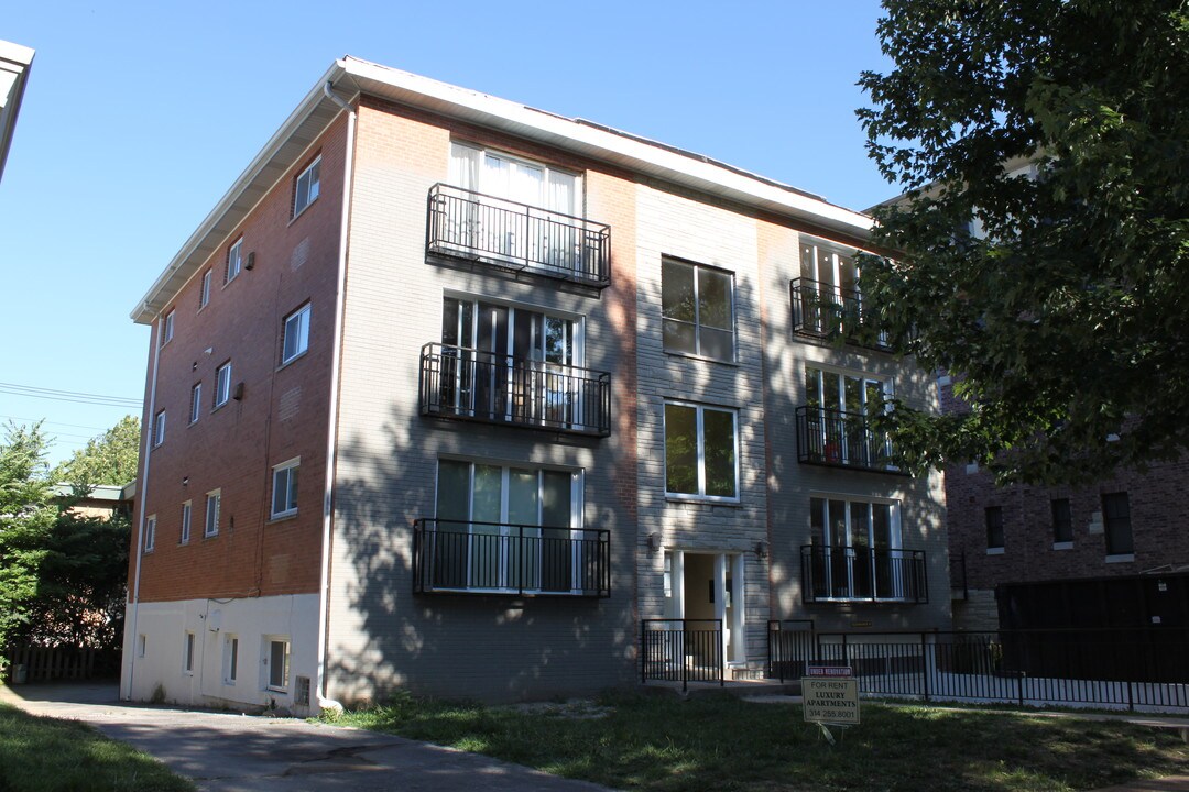 614 Forest Ct in Clayton, MO - Foto de edificio