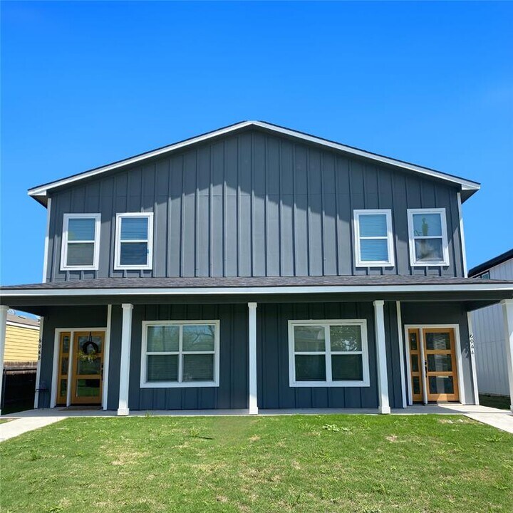 604 Kimbro St in Taylor, TX - Building Photo