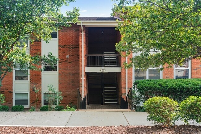 1920 Hunting Lake Ct, Unit 202 in St. Louis, MO - Building Photo - Building Photo