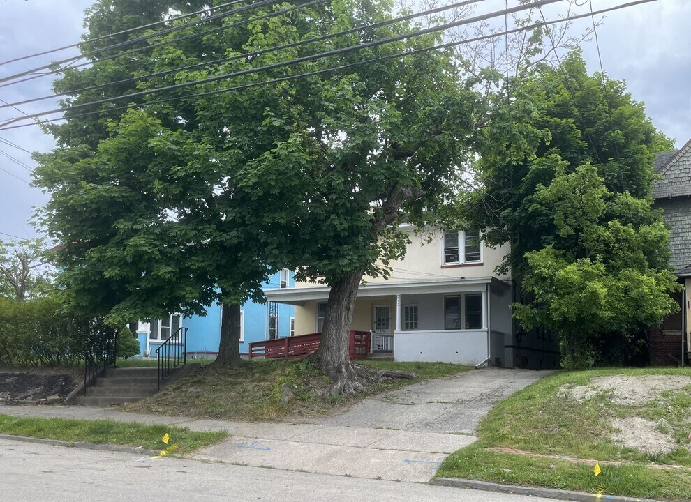 724 Sandy St in Norristown, PA - Building Photo