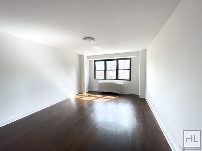 E 16 ST in New York, NY - Foto de edificio - Building Photo