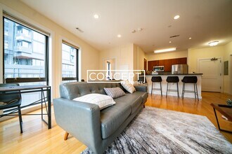 9 Miner St, Unit 406 in Boston, MA - Building Photo - Building Photo