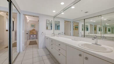 2020 Harbourside Dr in Longboat Key, FL - Building Photo - Building Photo