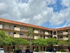 6201 N Falls Cir Dr in Lauderhill, FL - Foto de edificio - Building Photo
