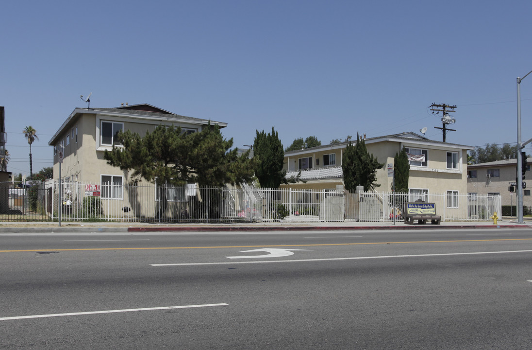 Vineland Apartments in Sun Valley, CA - Building Photo