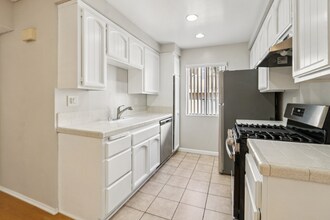 725 E Providencia Ave in Burbank, CA - Foto de edificio - Building Photo