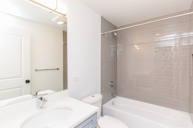 1101 W Cornelia Ave-Unit -3 in Chicago, IL - Building Photo - Building Photo