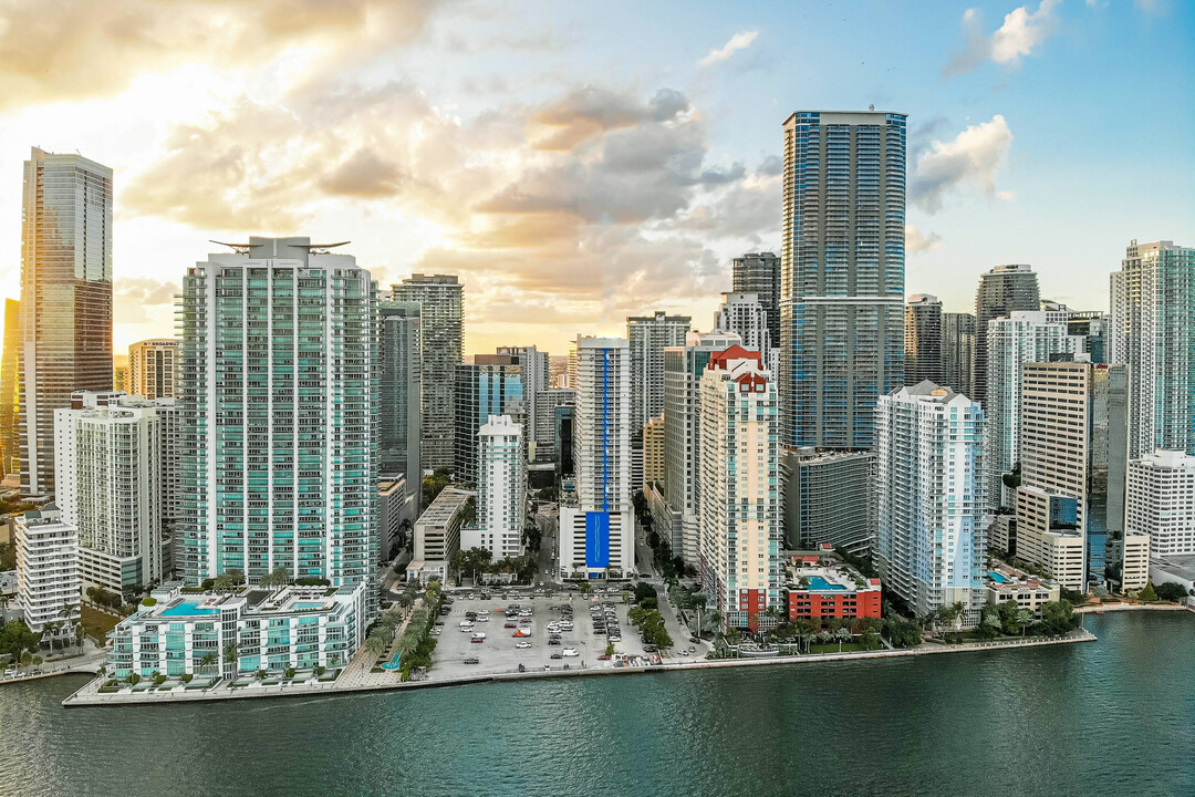 1200 Brickell Bay Dr, Unit 2122 in Miami, FL - Foto de edificio