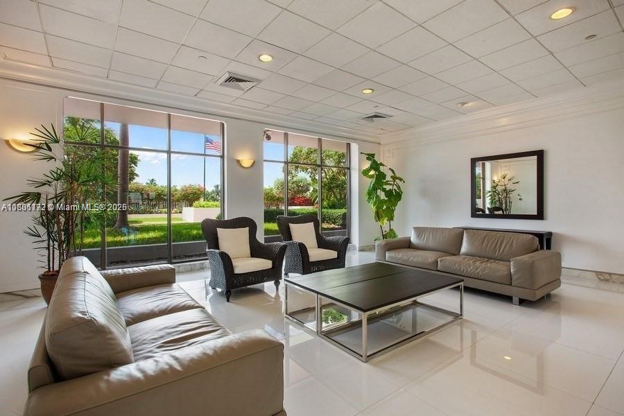 5700 Collins Ave in Miami Beach, FL - Foto de edificio
