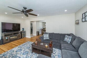 8 Wedgewood Dr in Verona, NJ - Building Photo - Building Photo