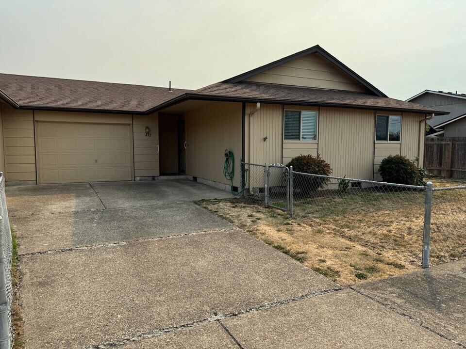 492 N 38th Pl in Springfield, OR - Building Photo