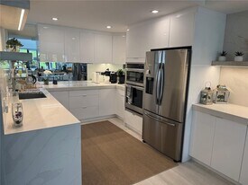 336 Poinciana Island Dr, Unit 1008 in Sunny Isles Beach, FL - Building Photo