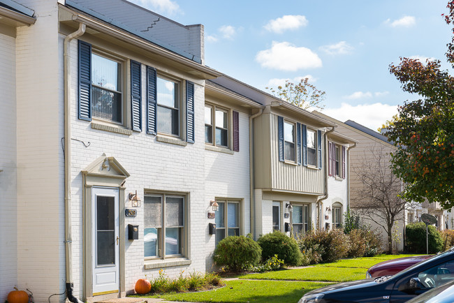 Miller Maple Townhomes in Ann Arbor, MI - Foto de edificio - Building Photo