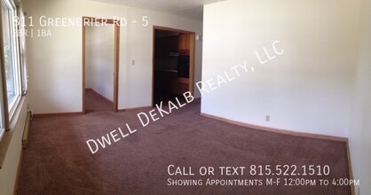 811 Greenbrier Rd in Dekalb, IL - Foto de edificio - Building Photo