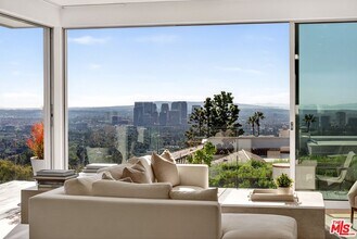 9894 Beverly Grove Dr in Beverly Hills, CA - Building Photo - Building Photo