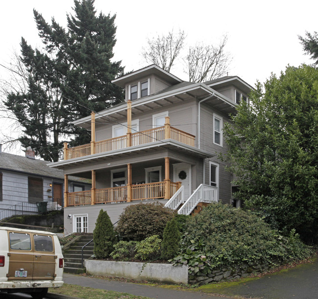 2314 SE Pine St in Portland, OR - Foto de edificio - Building Photo