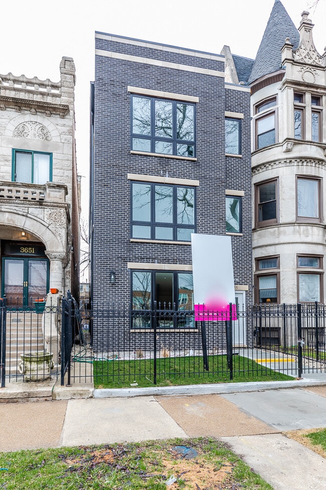 3655 S Michigan Ave in Chicago, IL - Building Photo - Building Photo