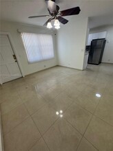 30 SE 4th Ave in Hallandale Beach, FL - Foto de edificio - Building Photo