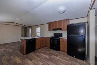 Pinetree Place Mobile Homes in Thomasville, GA - Foto de edificio - Interior Photo