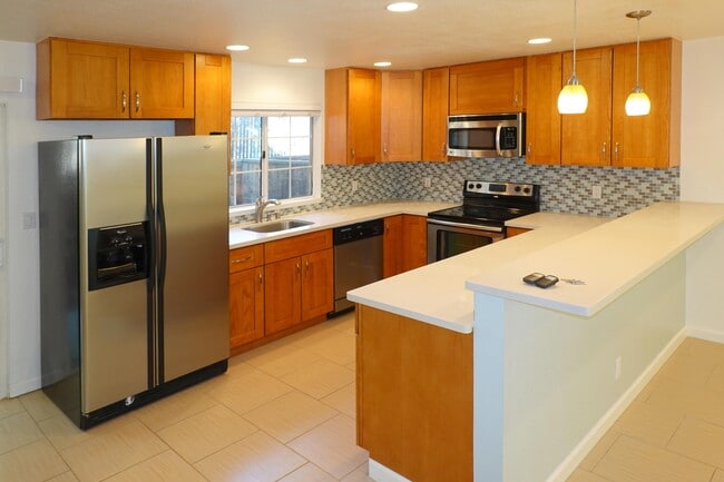 1013 Woodside Rd in Redwood City, CA - Building Photo - Building Photo
