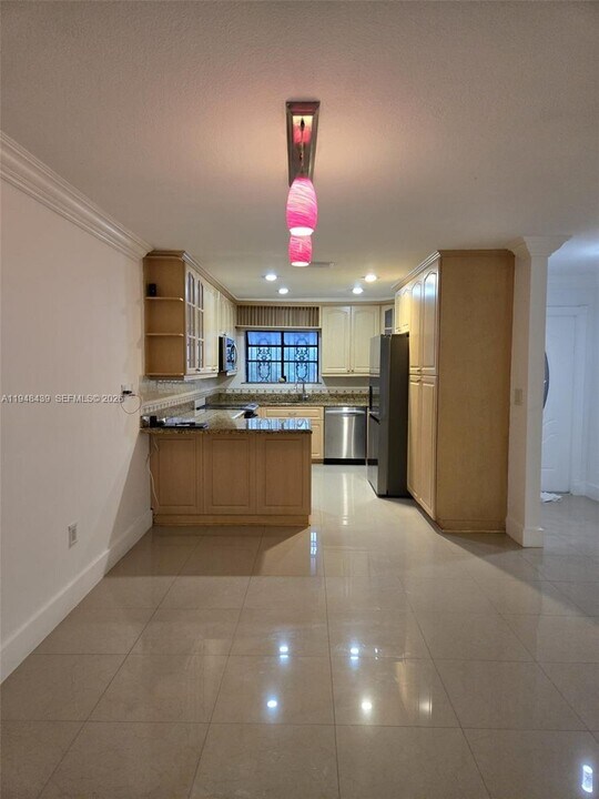 19740 Cypress Ct in Hialeah, FL - Foto de edificio