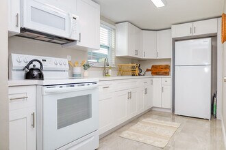 2761 SW 33rd Ave in Miami, FL - Building Photo - Building Photo