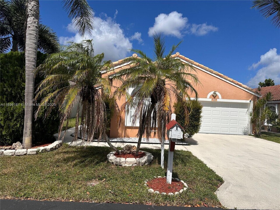 113 Rosewood Ln in Greenacres, FL - Building Photo