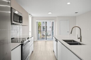 2555 NE 193rd St in Miami, FL - Building Photo