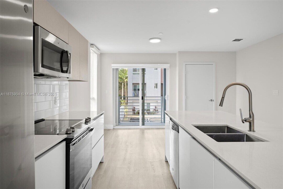 2555 NE 193rd St in Miami, FL - Foto de edificio