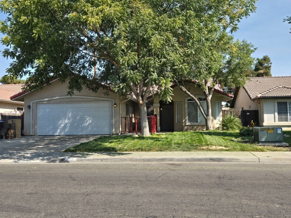 948 W Ambassador Dr in Hanford, CA - Building Photo