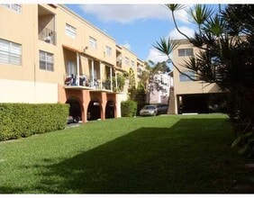 1305 W 53rd St, Unit 410 in Hialeah, FL - Building Photo - Building Photo