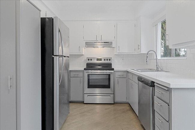 11661 Erwin St in Los Angeles, CA - Building Photo - Building Photo